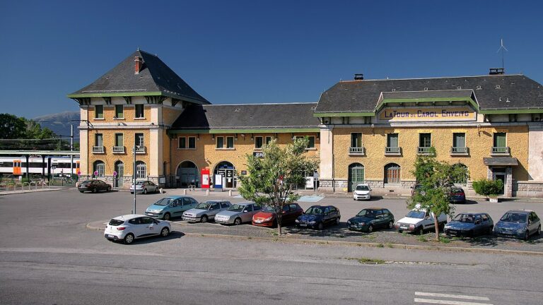 Le bâtiment voyageurs et l'entrée de la gare de Latour-de-Carol – Enveitg, vue extérieure