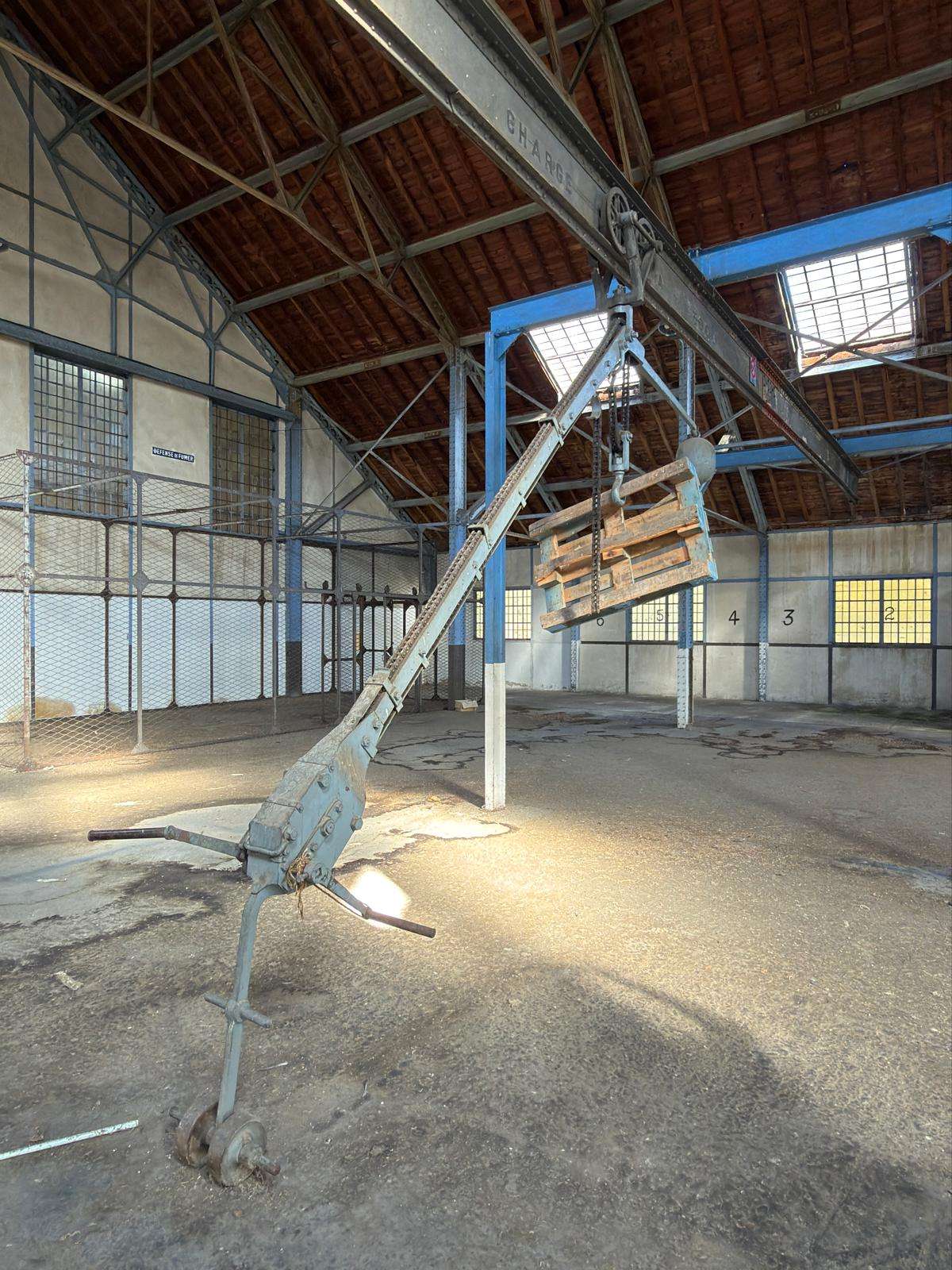 Intérieur de la Halle Subra, grue à flèche et palette suspendue